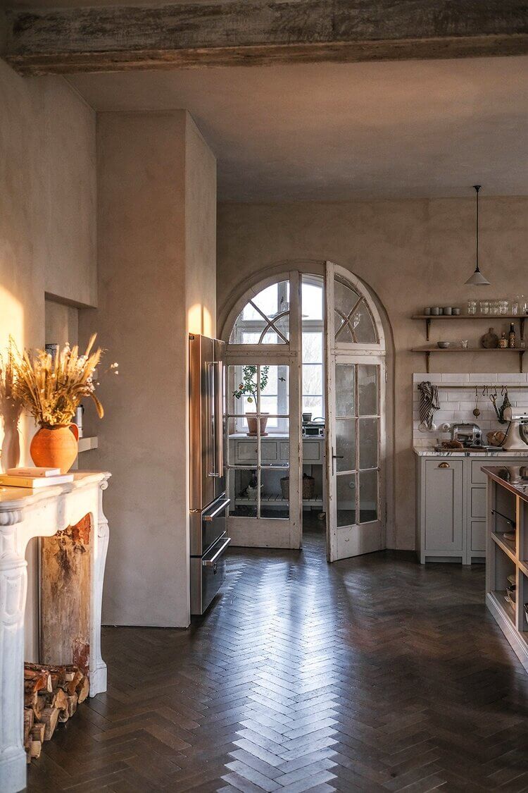 cuisine rustique avec plan de travail marbre
