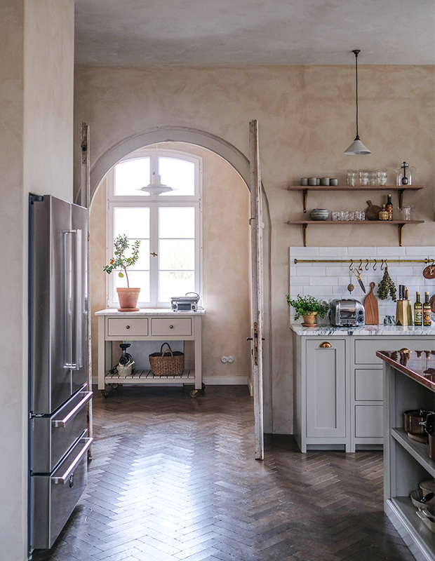 cuisine rustique avec plan de travail marbre