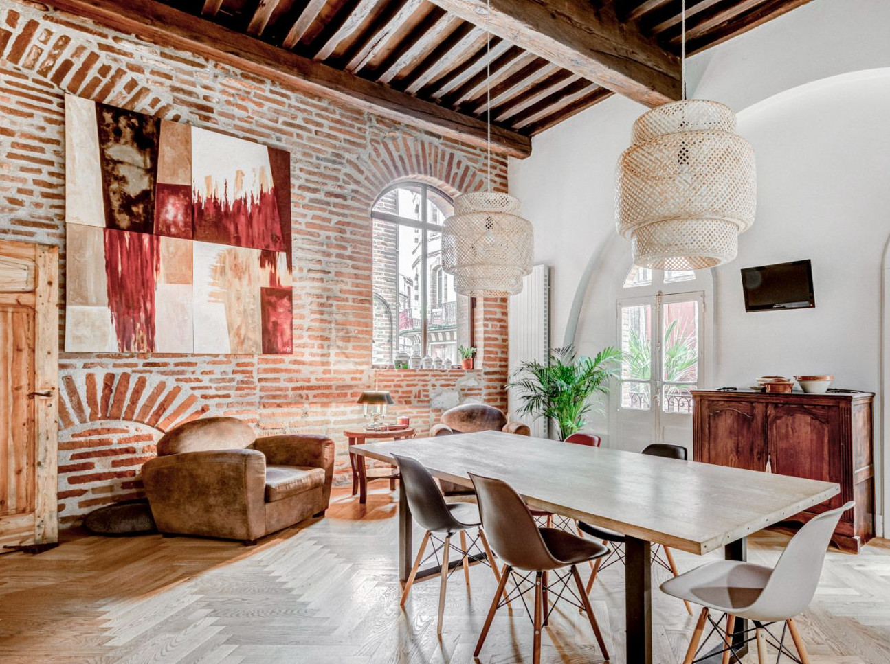 salle à manger design dans maison rénovée