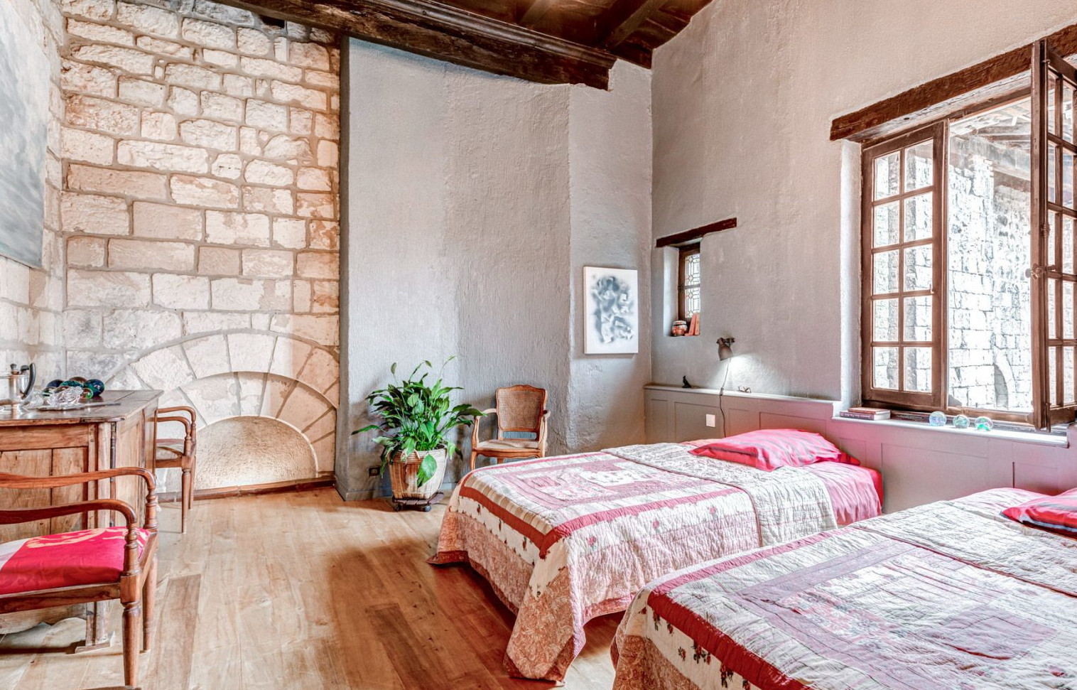 chambre mur pierre et poutres maison ancienne