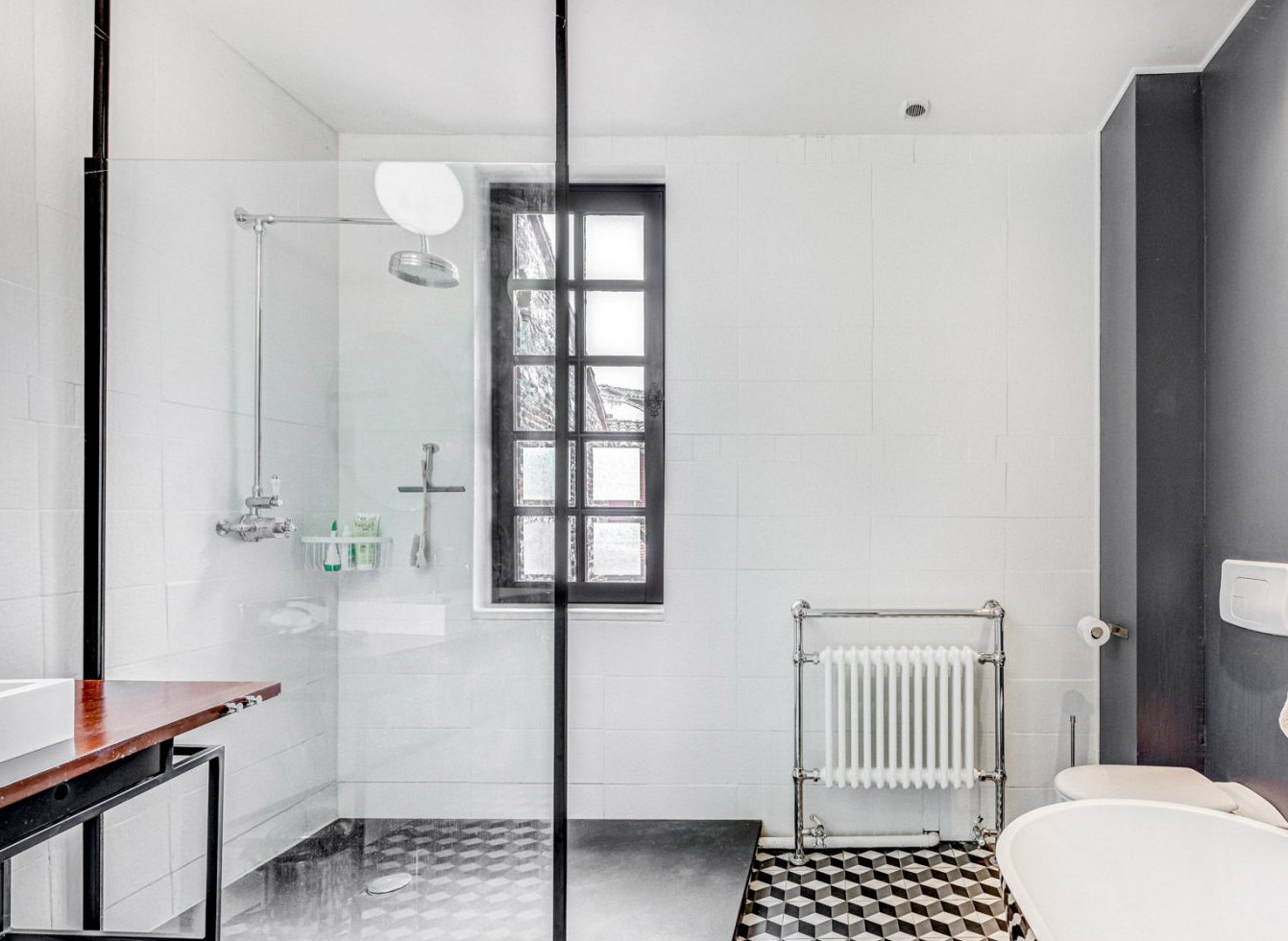salle de bain design et carreaux de ciment