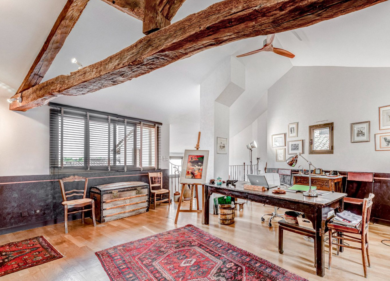 chambre sous combles avec poutres
