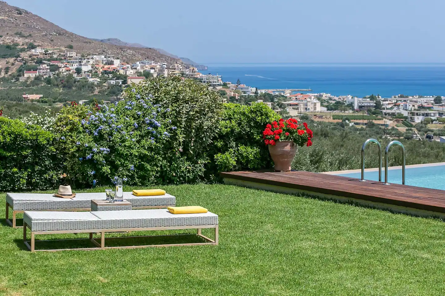 jardin avec piscine et vue mer