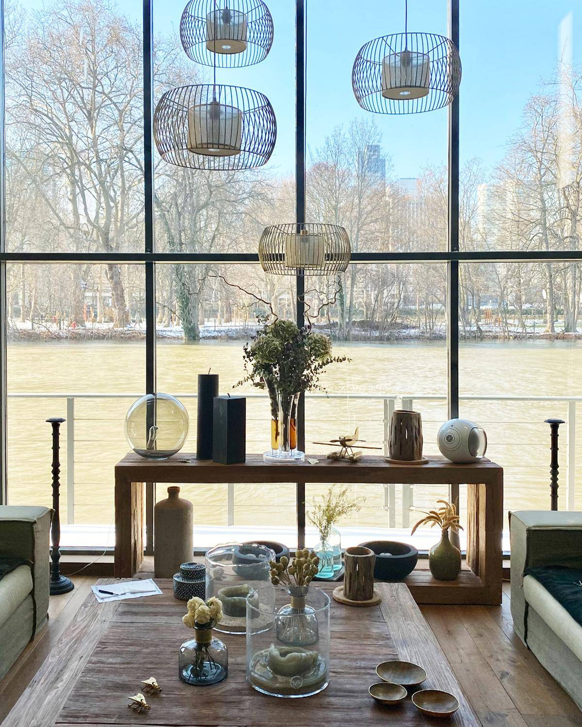 salon double hauteur houseboat Paris salon double hauteur houseboat Paris