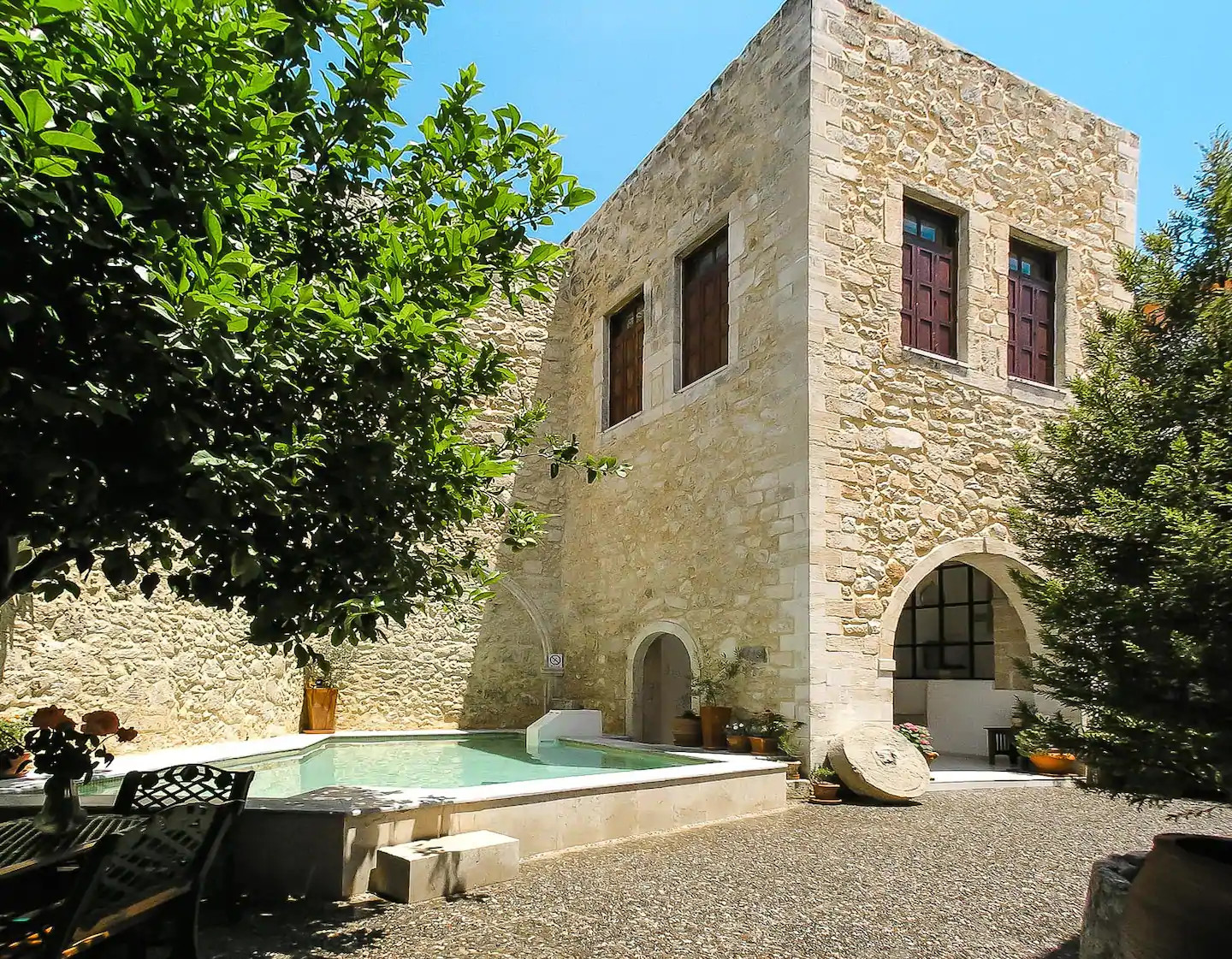 patio avec piscine maison en pierres