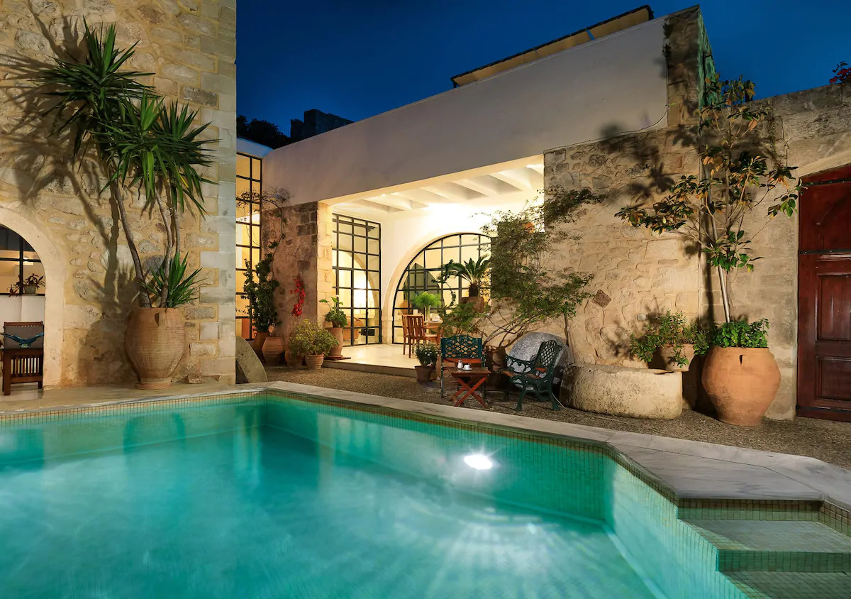 terrasse avec piscine maison en pierres vue soir