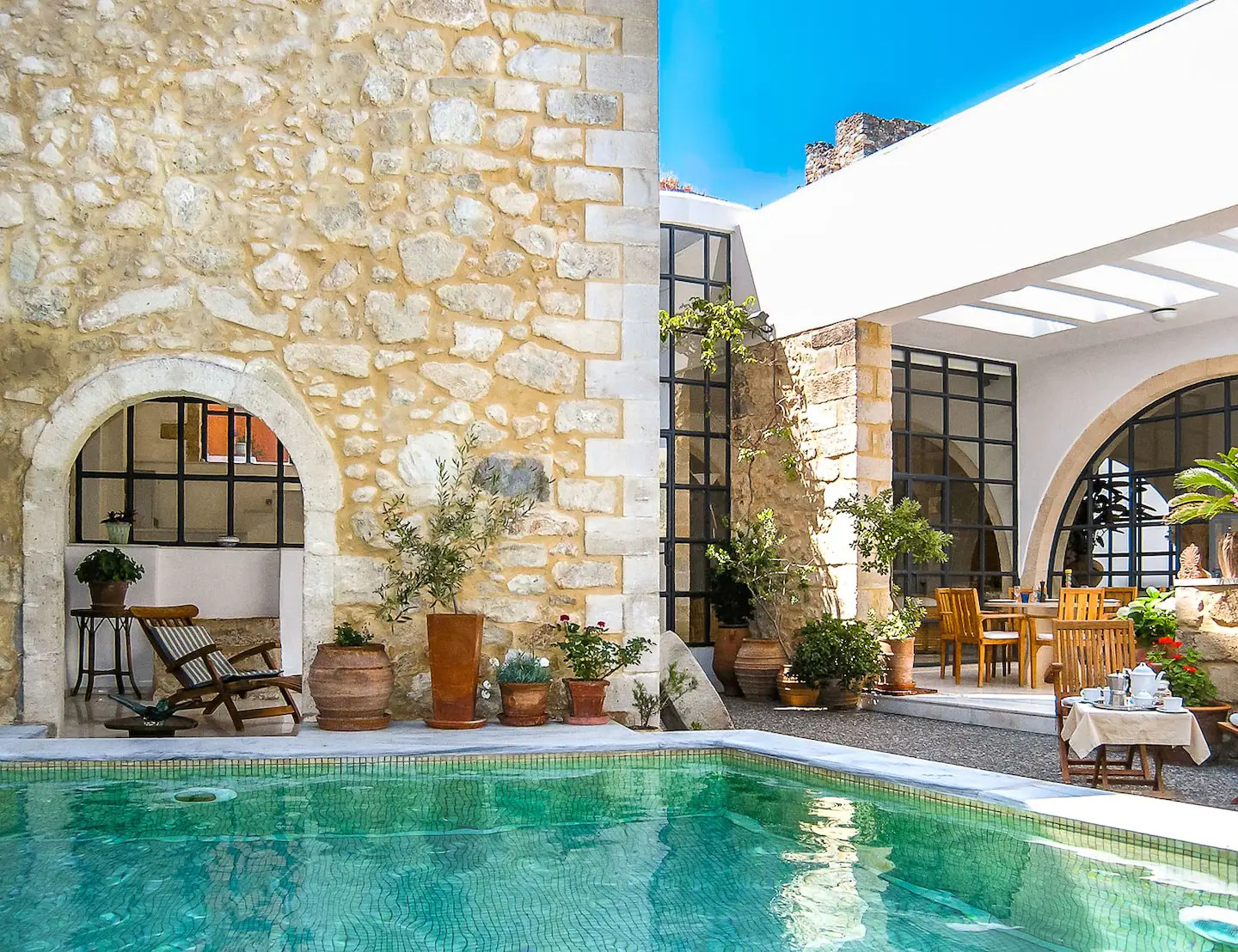 patio avec piscine maison en pierres