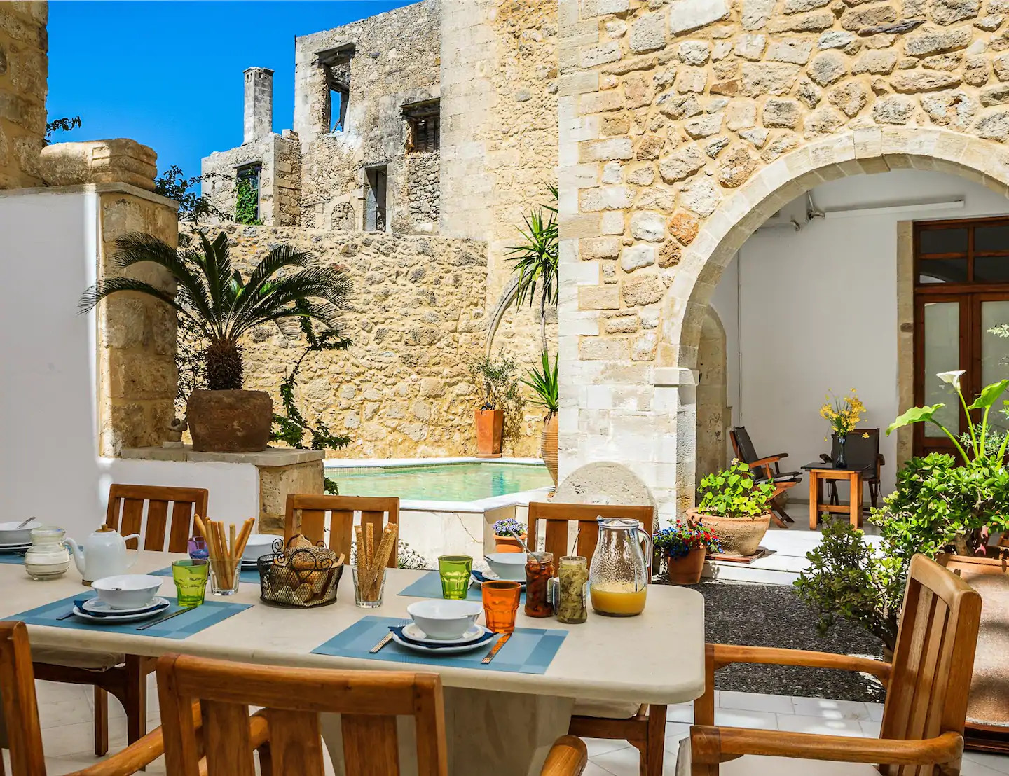 terrasse avec piscine maison en pierres
