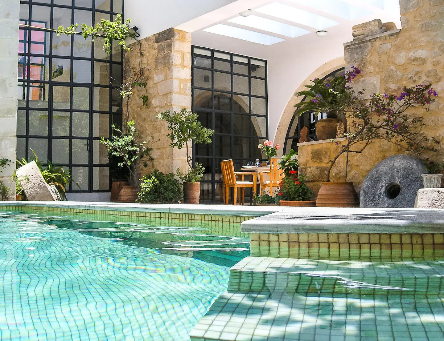 terrasse avec piscine maison en pierres