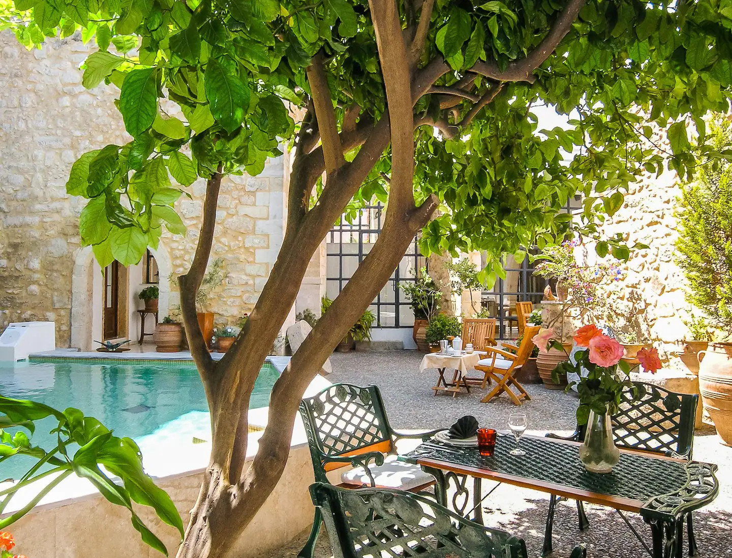 jardin avec piscine maison en pierres