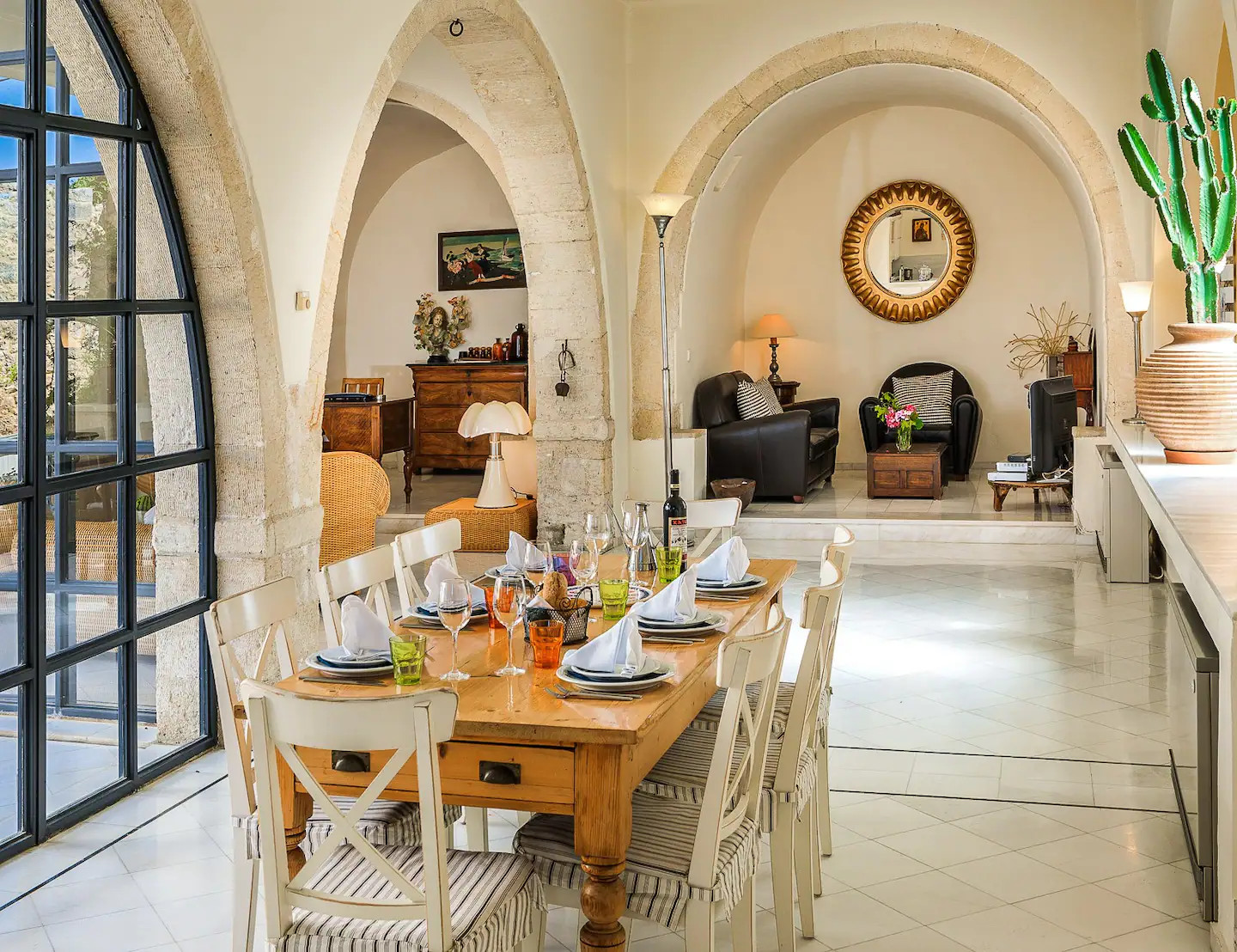 salle à manger avec arches et verrières 