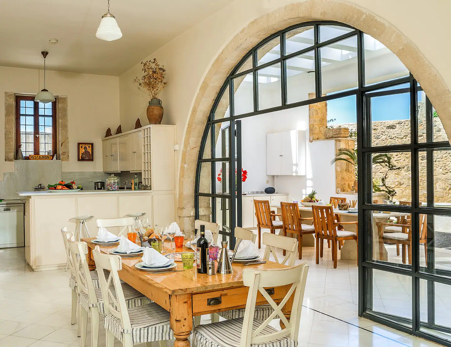 salle à manger et cuisine ouverte avec verrières 