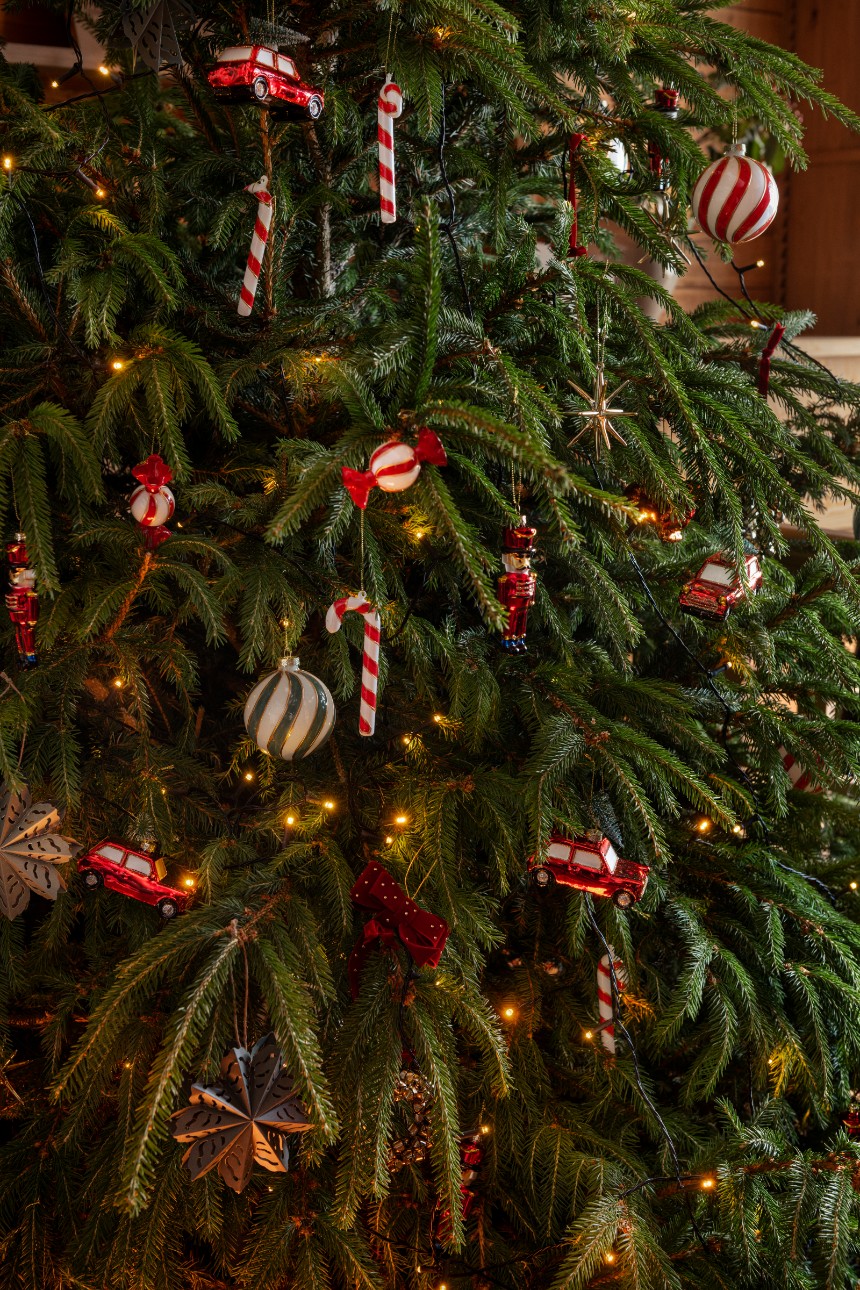 sapin décoré pour Noël rouge