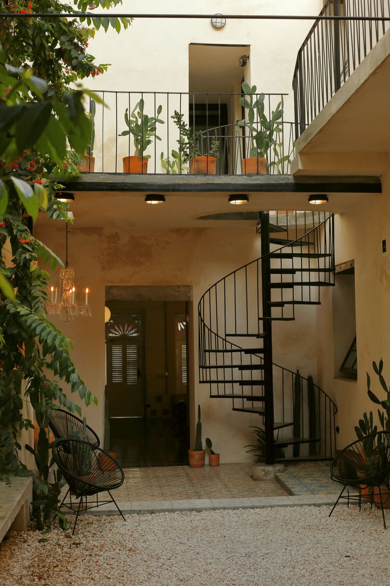 cour intérieure avec escalier métal