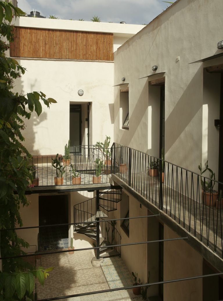 cour intérieur avec escalier métal