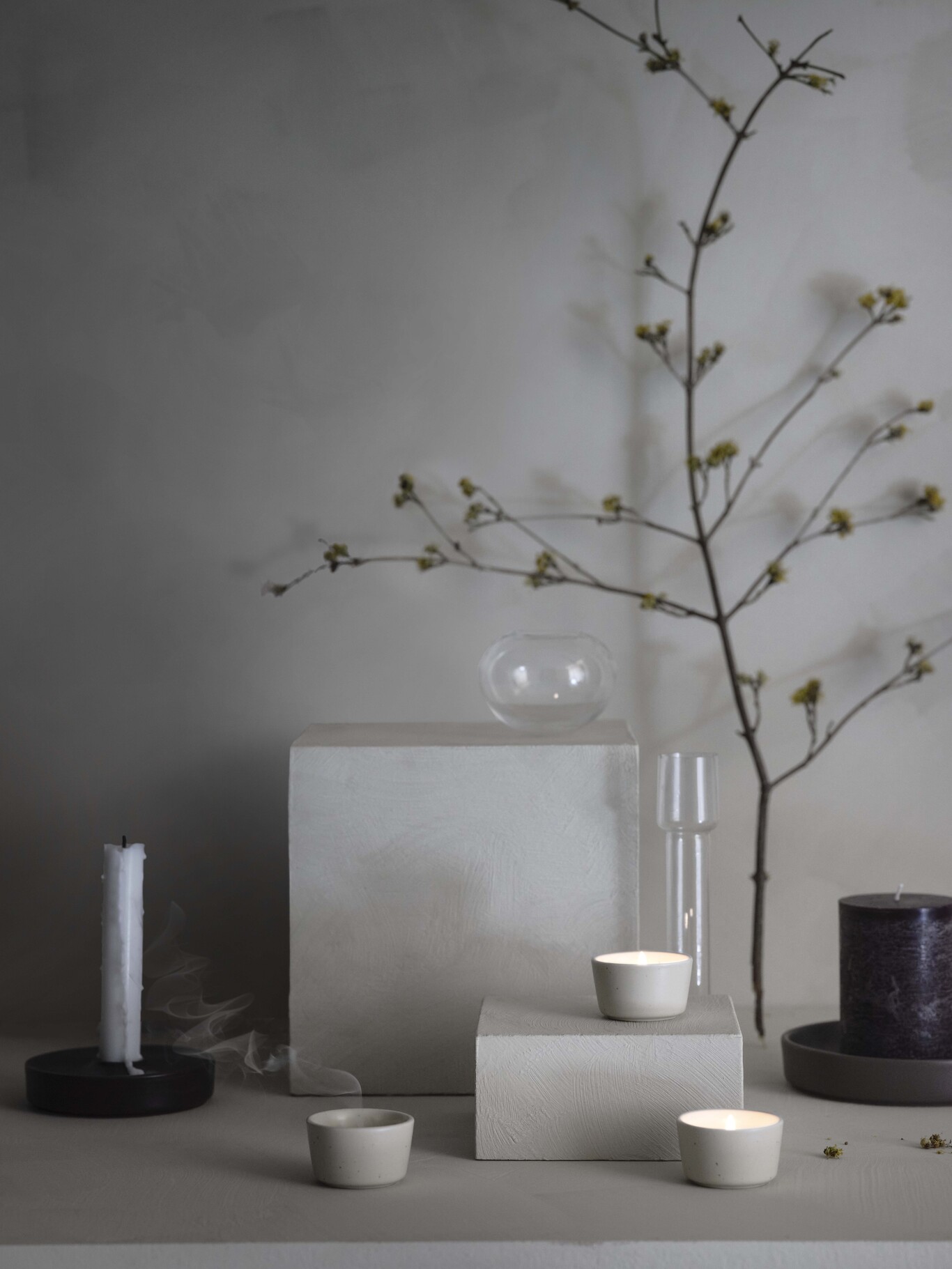 salon gris avec bougie