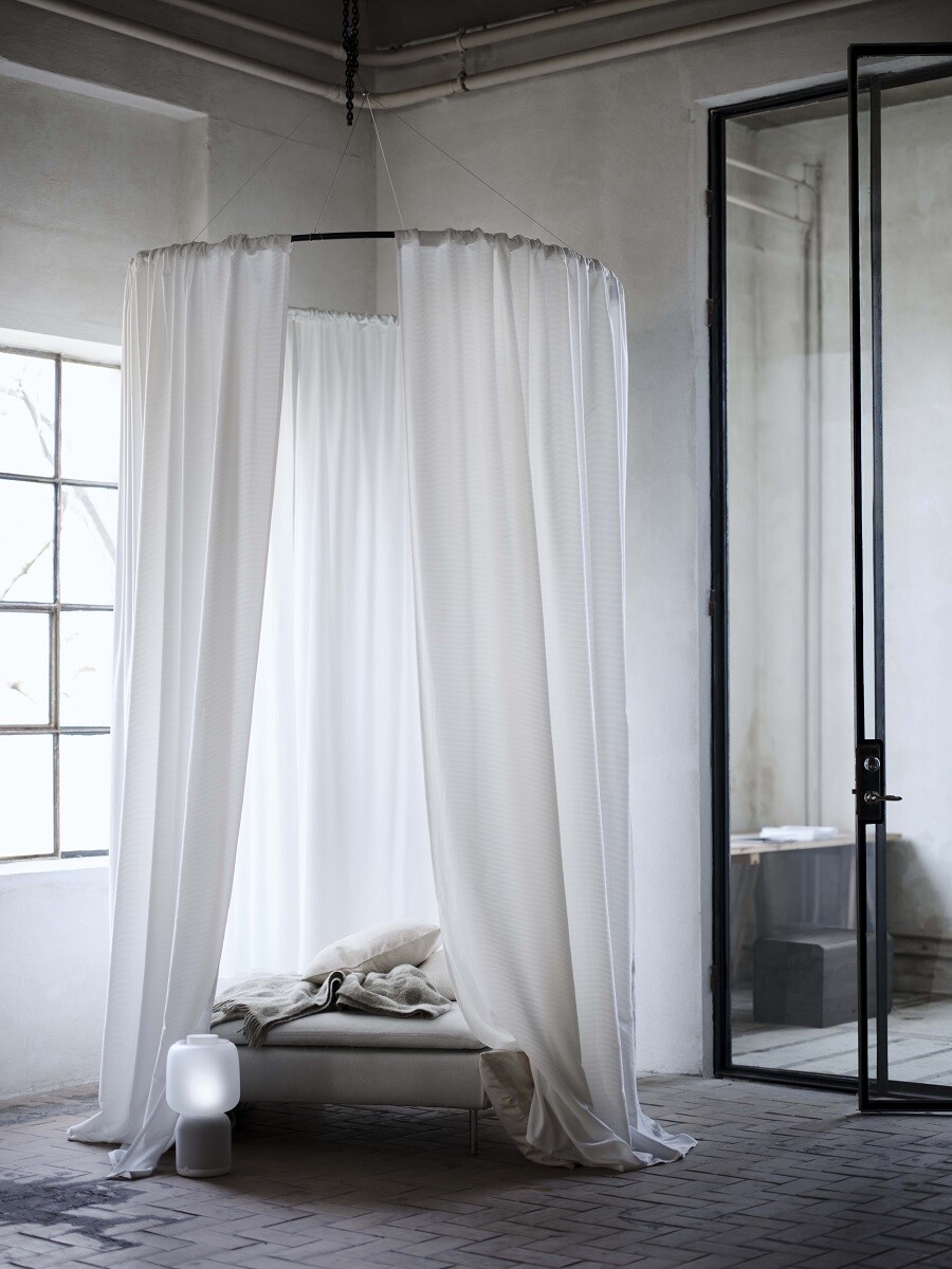 chambre avec lit baldaquin IKEA