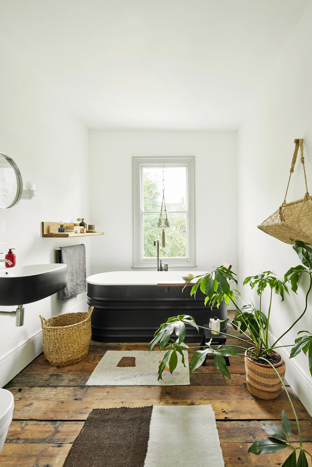 salle de bain avec baignoire métal noir