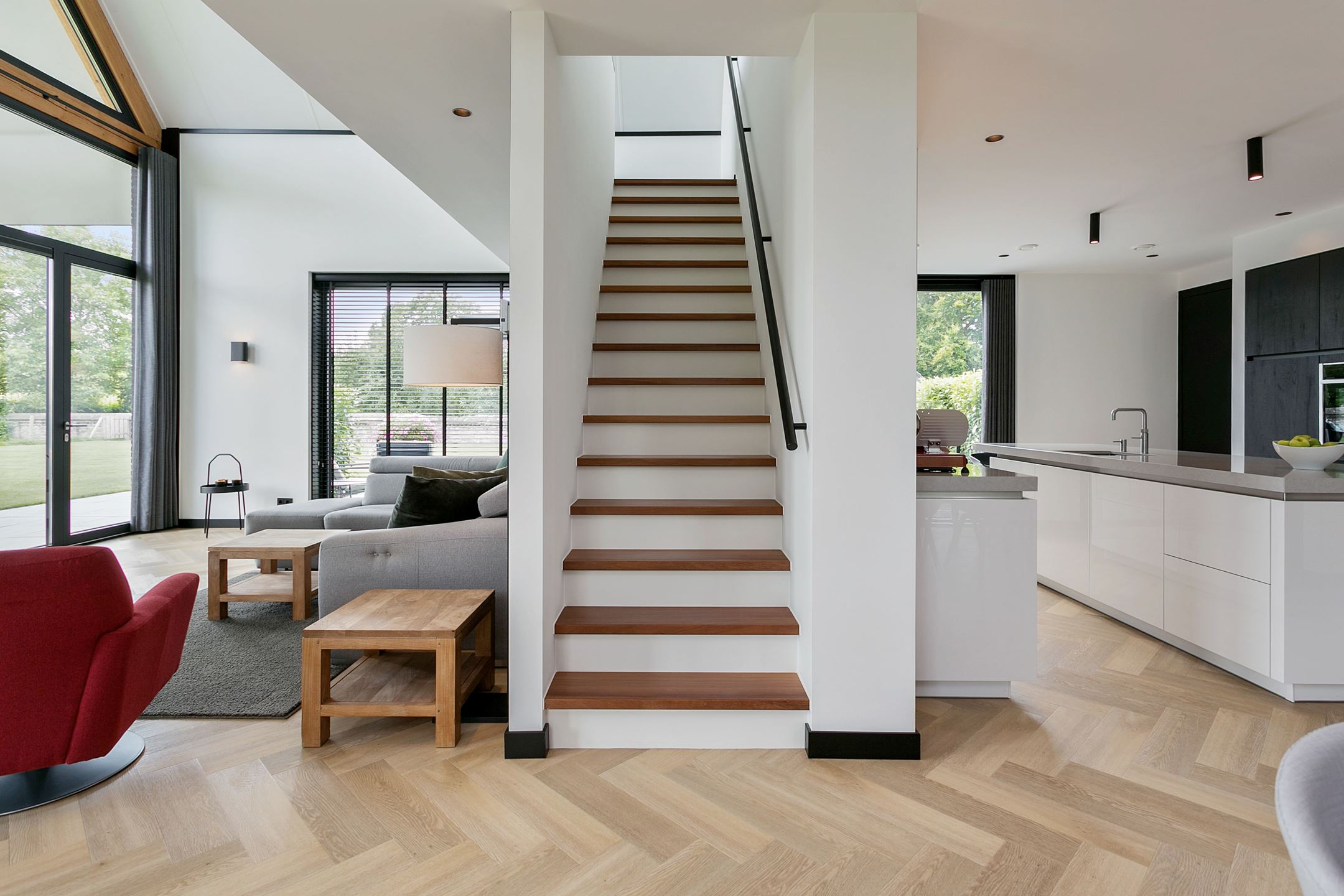 salon et cuisine ouverte avec îlot maison contemporaine