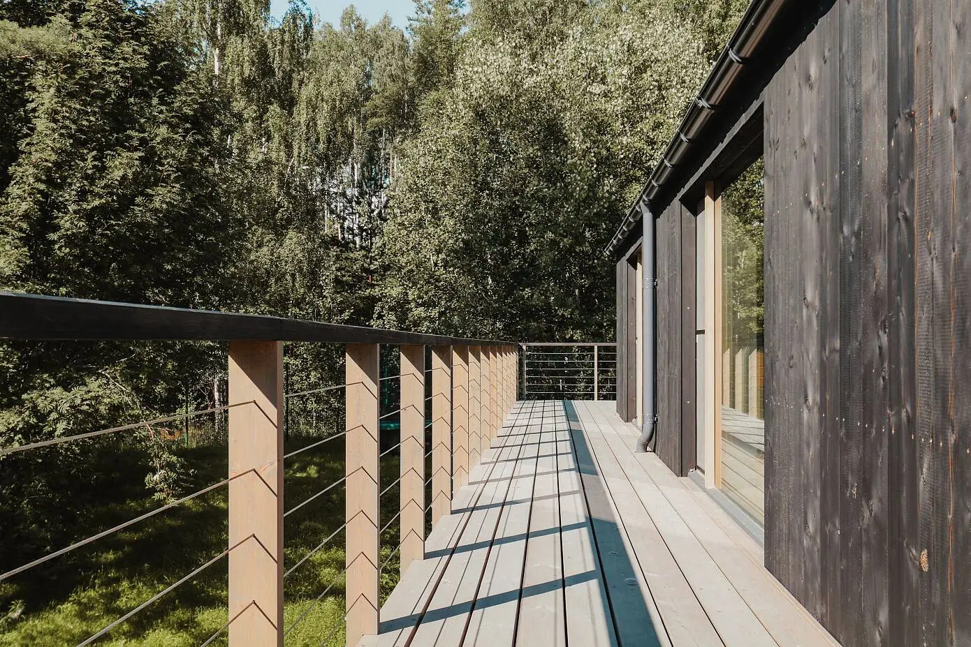 terrasse en bois avec garde-corps métal