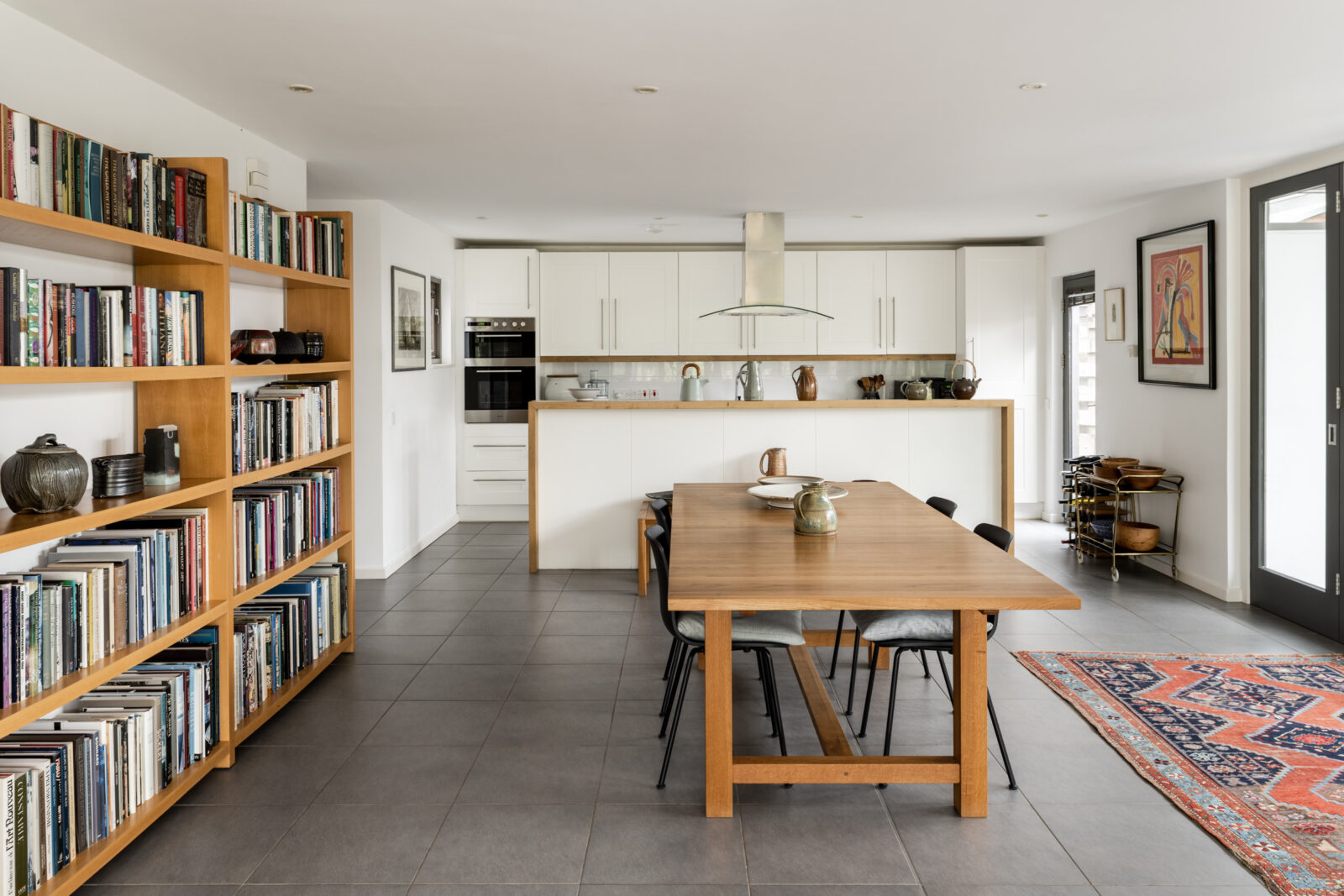salle à manger et cuisine ouverte maison en bois