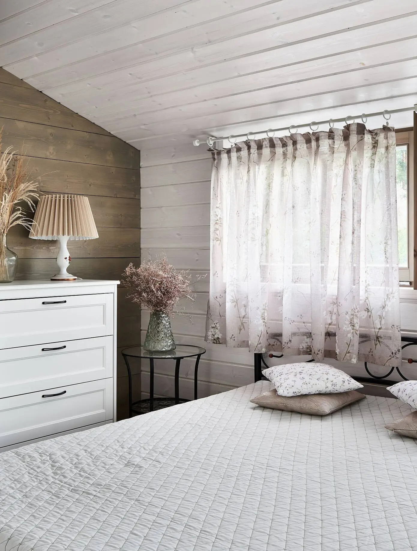 chambre murs en bois