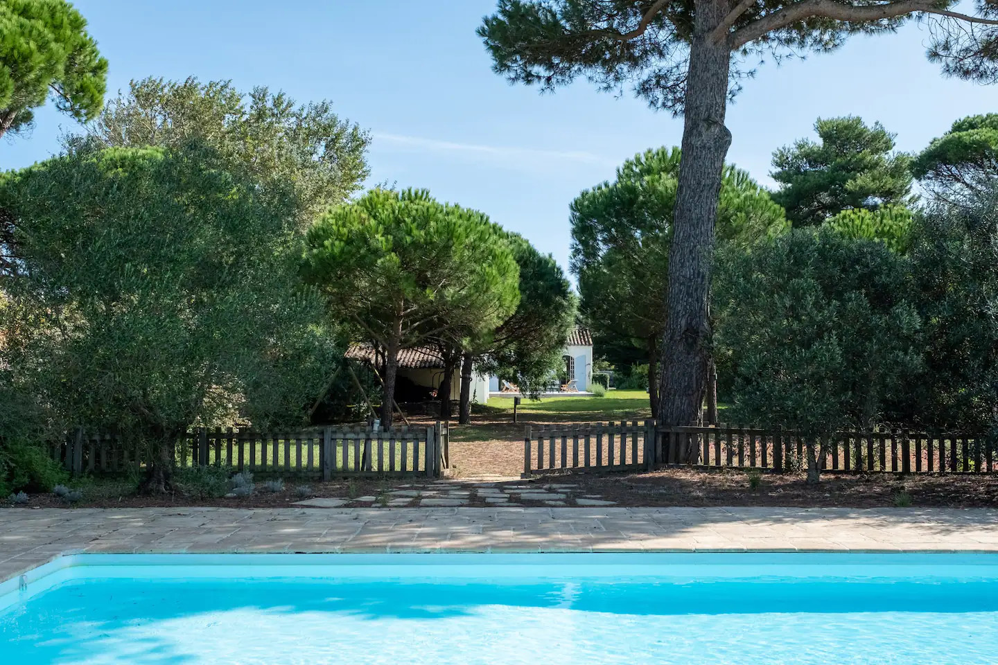 piscine avec barrière protection bois piscine avec barrière protection bois