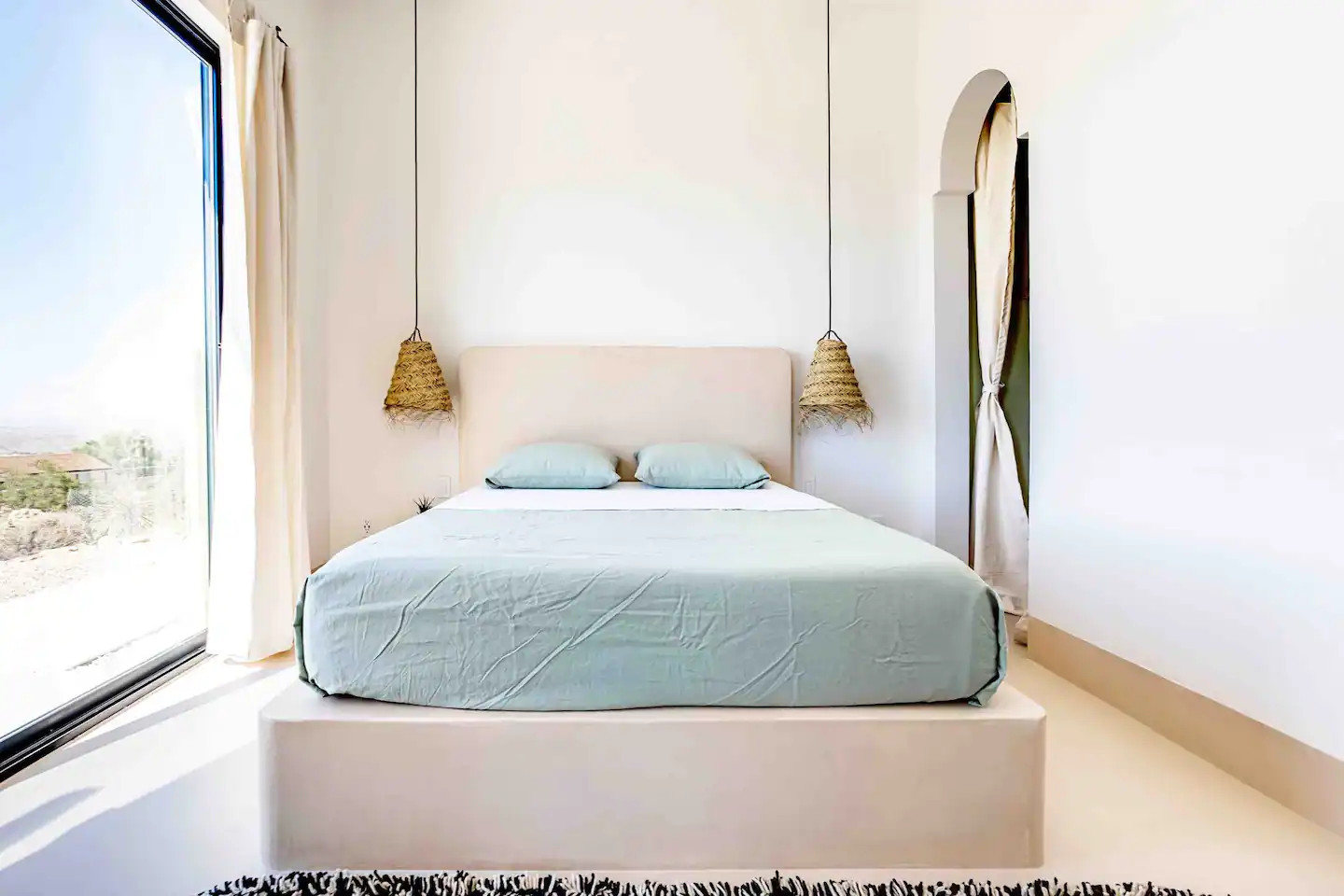 chambre maison décoration naturelle et bleu pâle