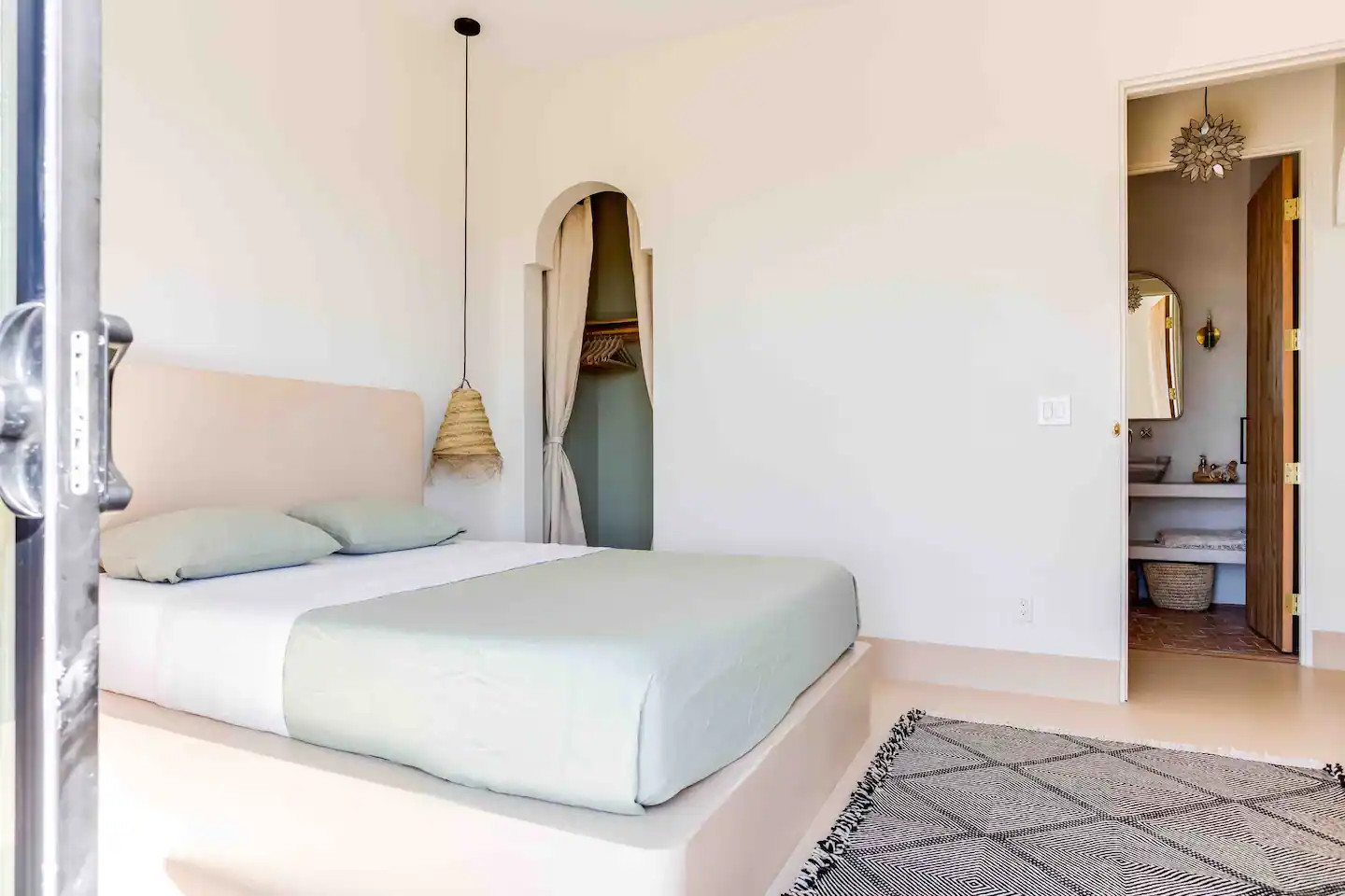 chambre maison décoration naturelle et bleu pâle