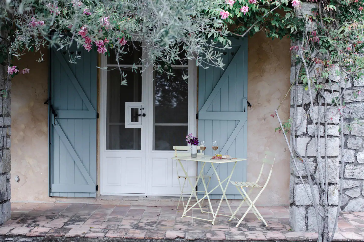 façade aux volets bleus maison provençale "La Pitchoune"