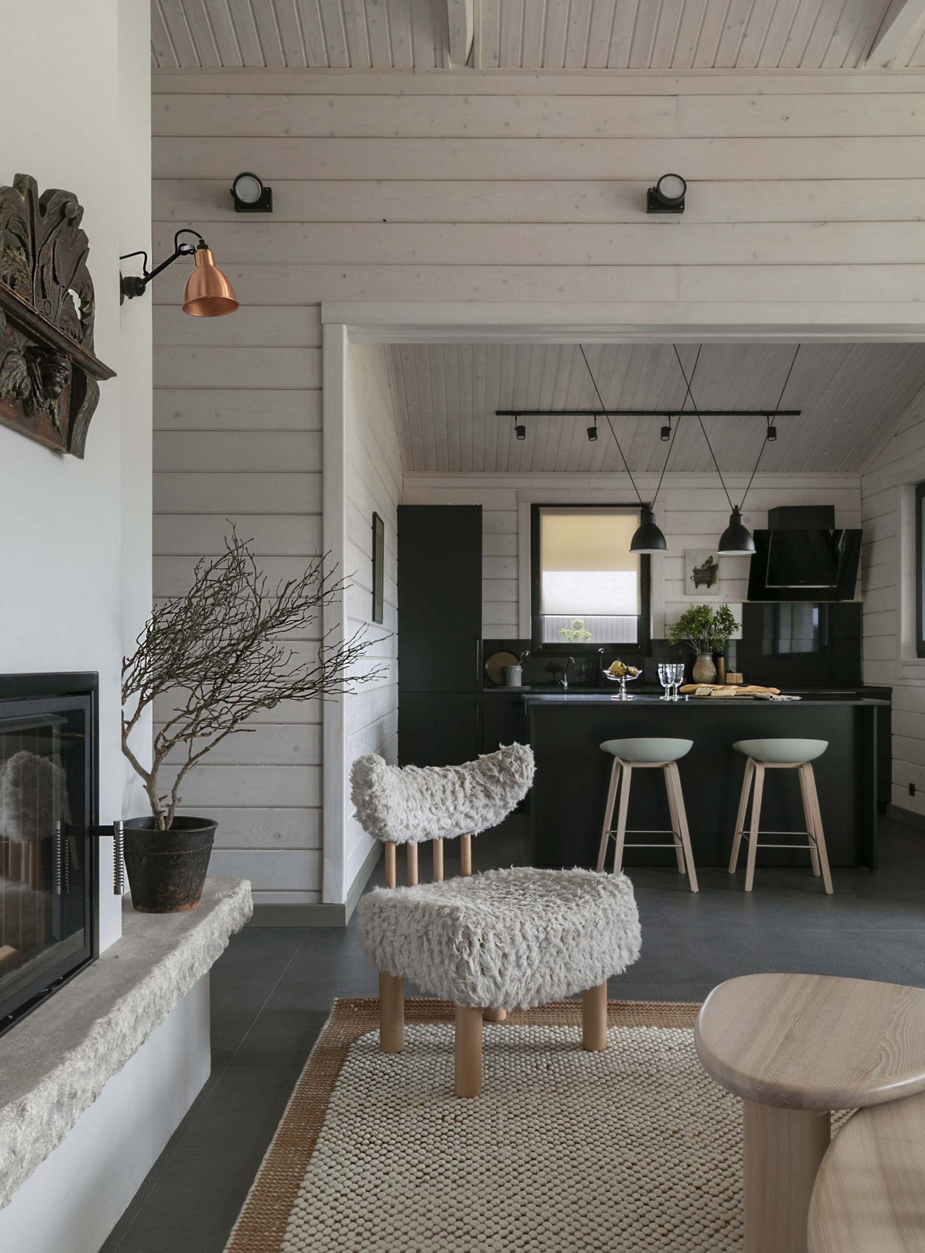 salon avec cheminée et cuisine ouverte maison en bois salon avec cheminée et cuisine ouverte maison en bois