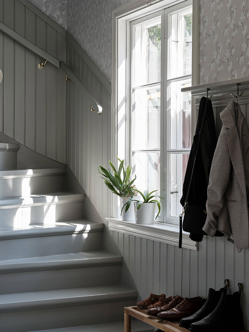 escalier bois peint en gris