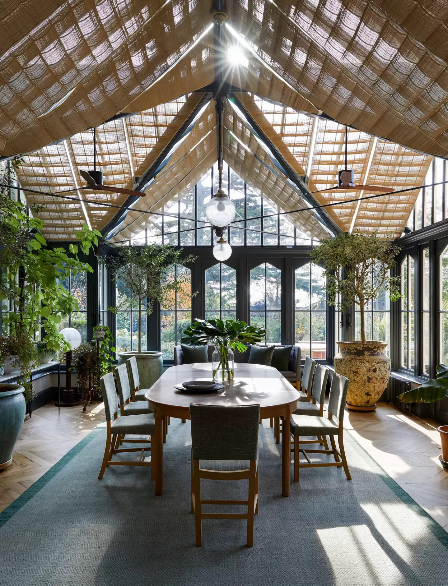 salle à manger décoration naturelle dans véranda