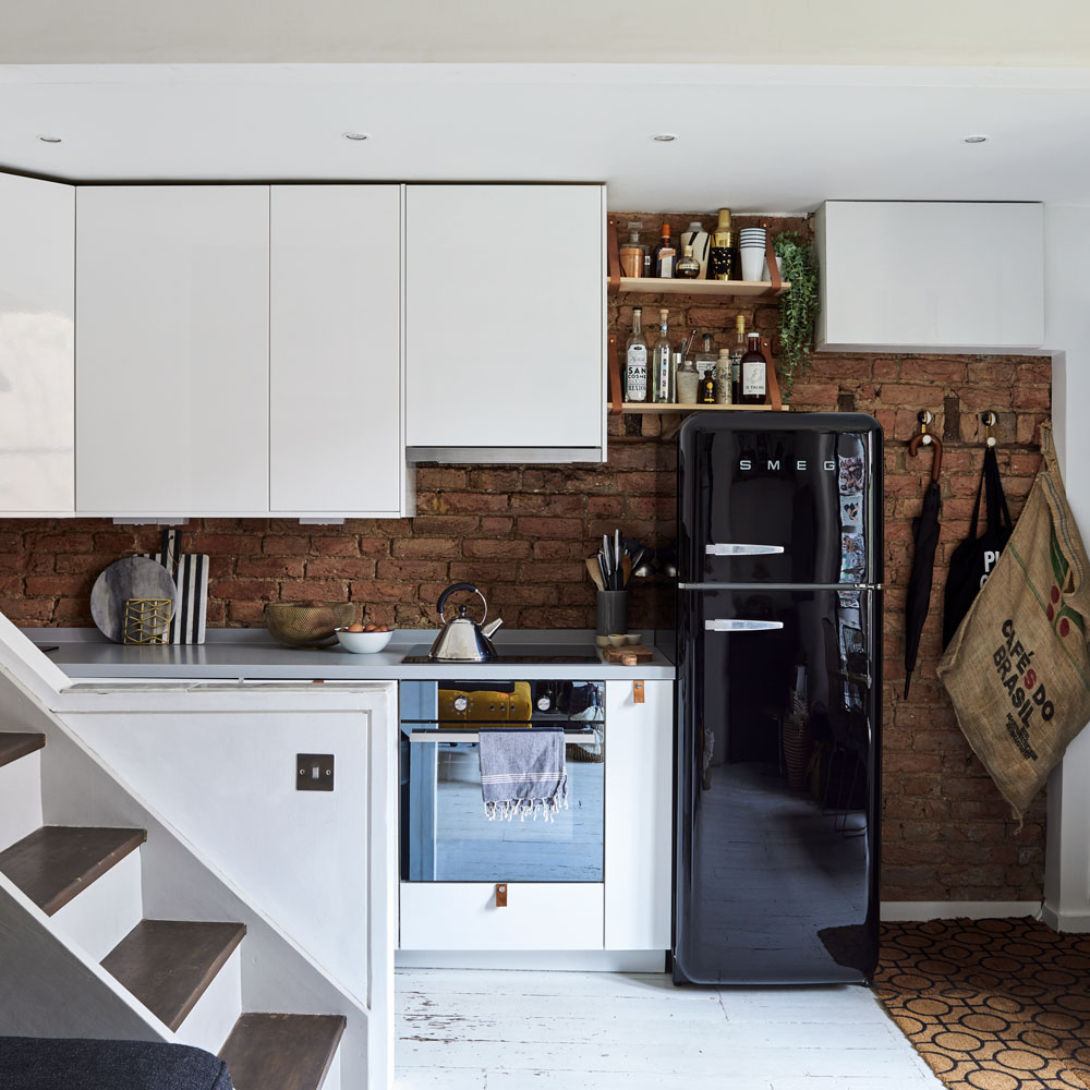 cuisine design blanche avec mur en briques ancien