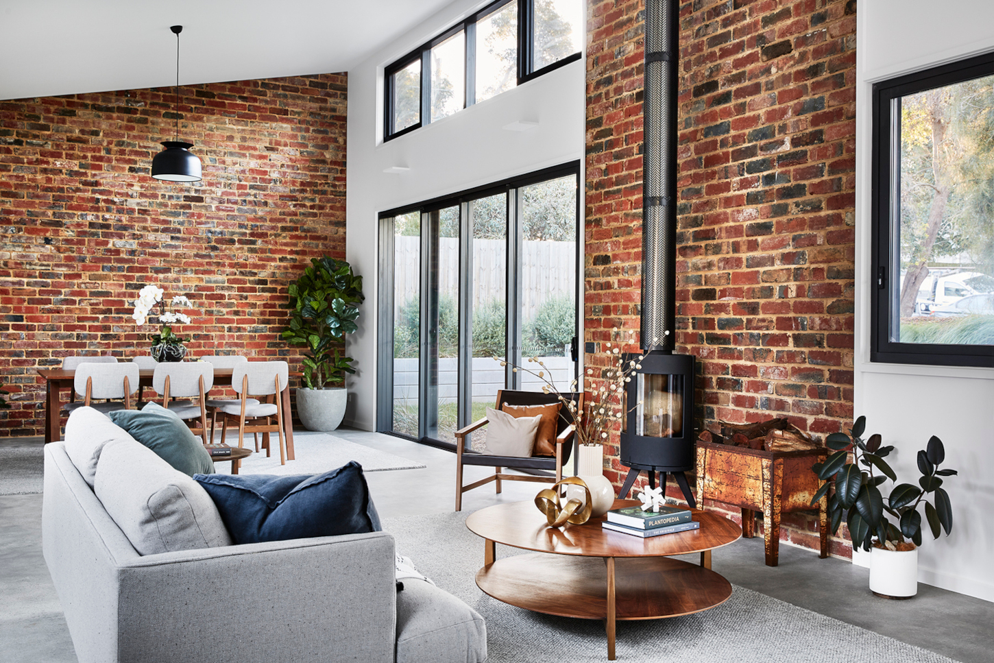 salon maison durable Australie avec murs de briques