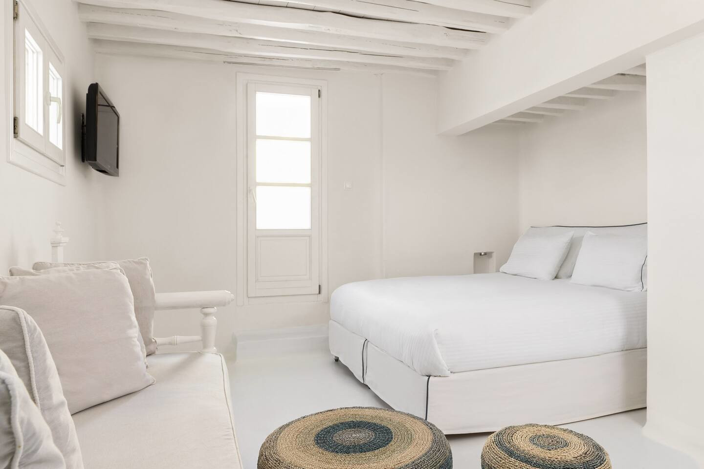 chambre blanche avec poutres blanches