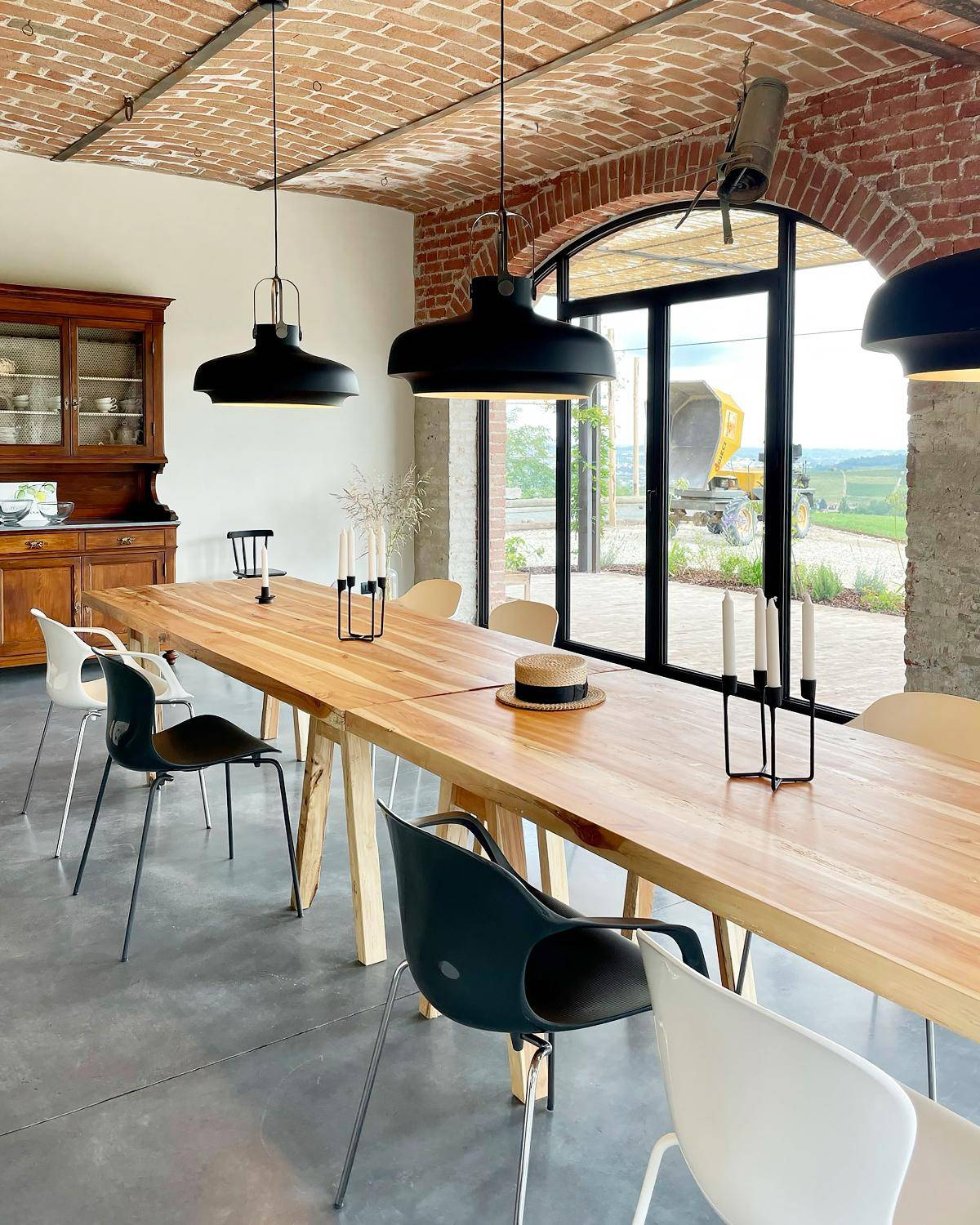 salle à manger décoration design maison rénovée avec piscine