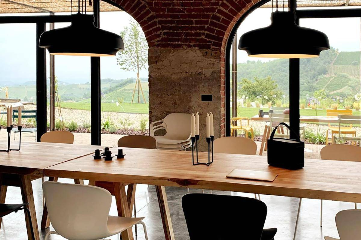 salle à manger décoration design maison rénovée avec piscine