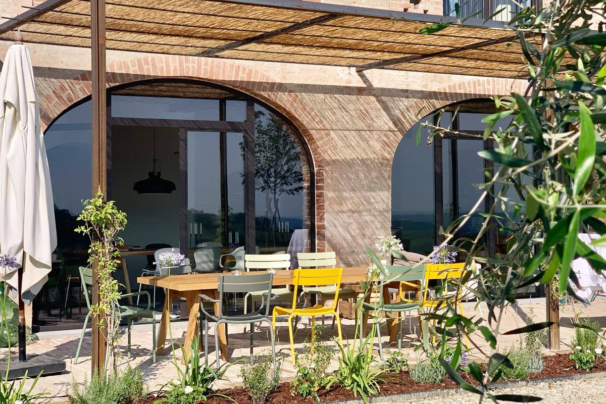 façade et terrasse maison rénovée avec piscine