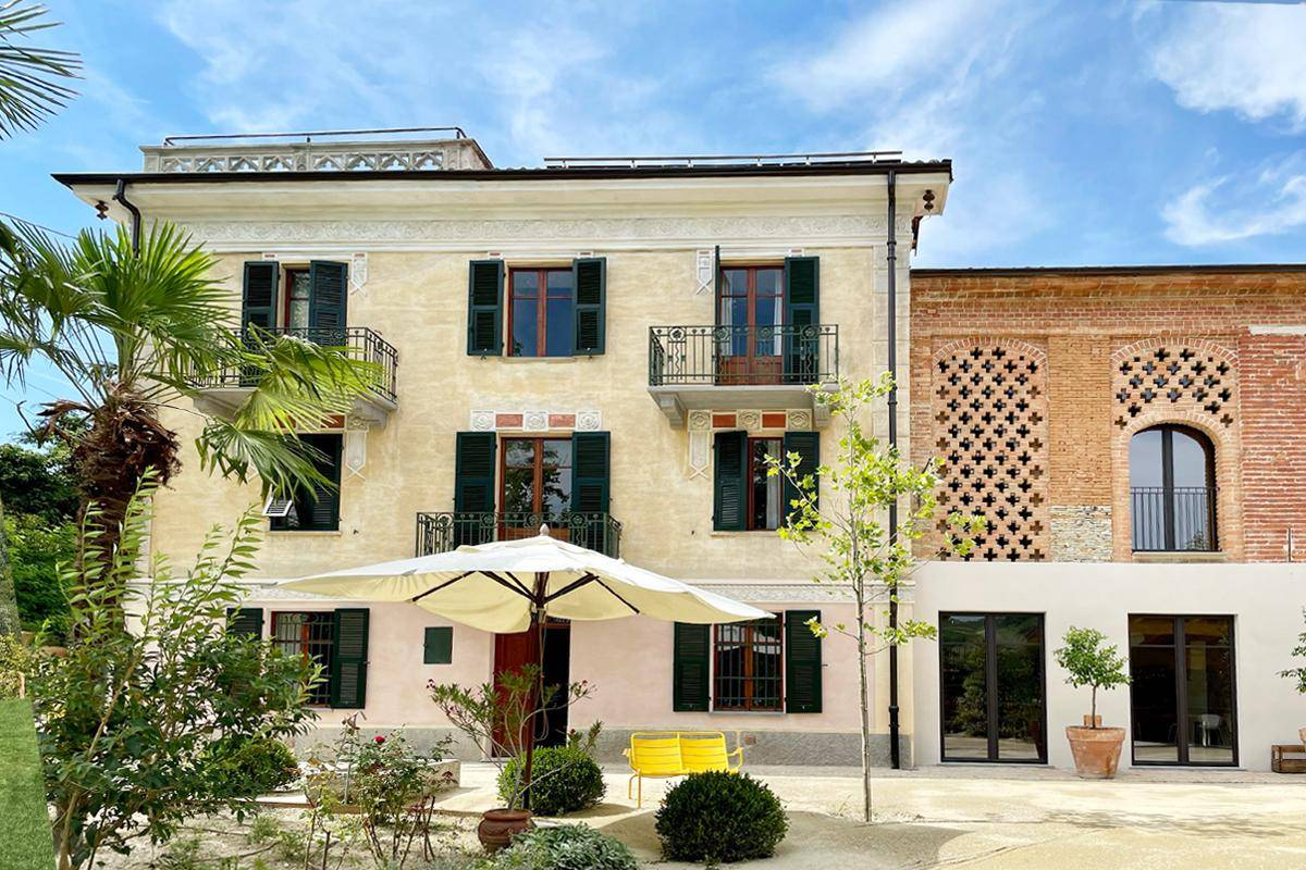 façade et terrasse maison rénovée avec piscine