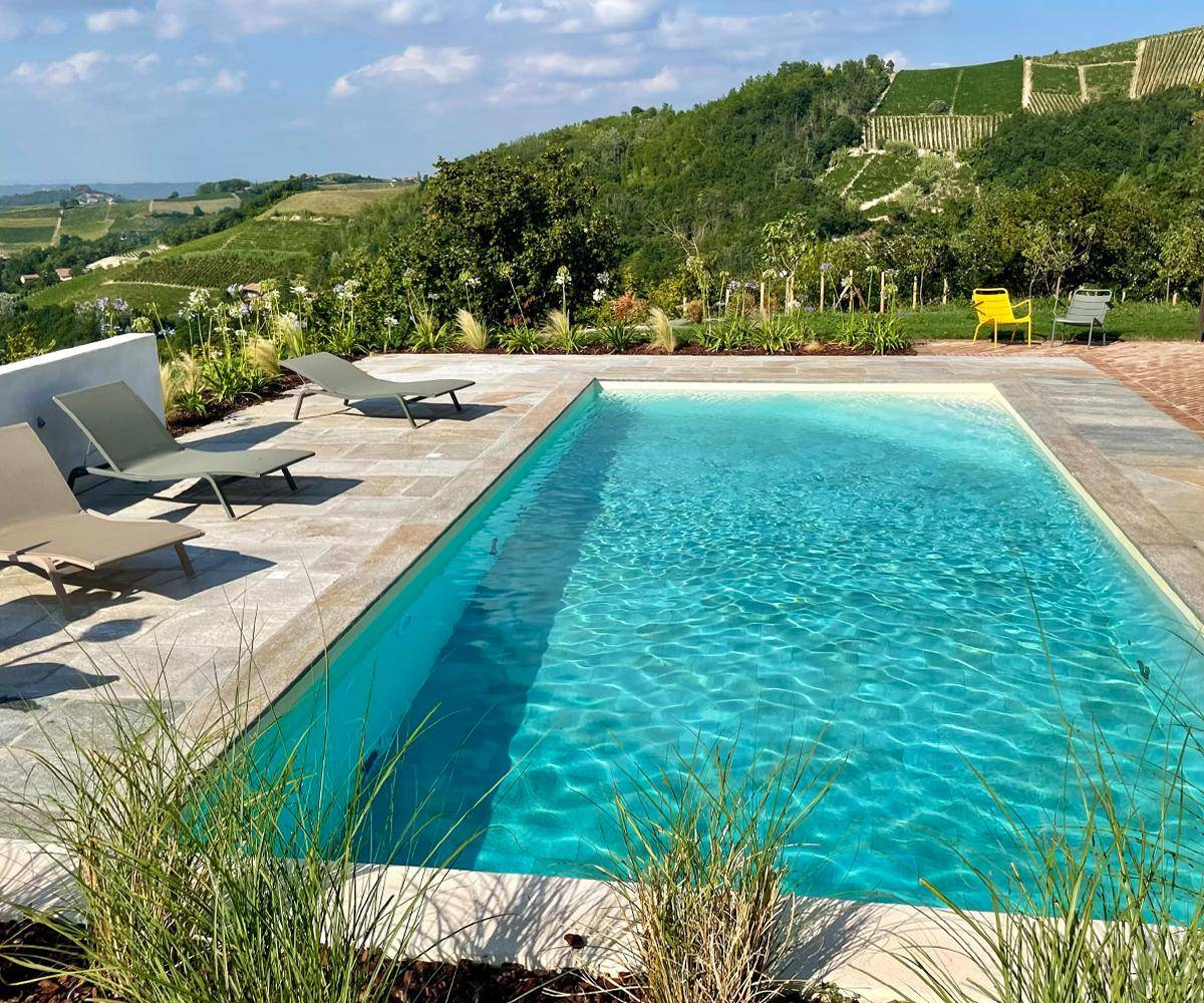 piscine avec plage briques et pierres maison Piémont