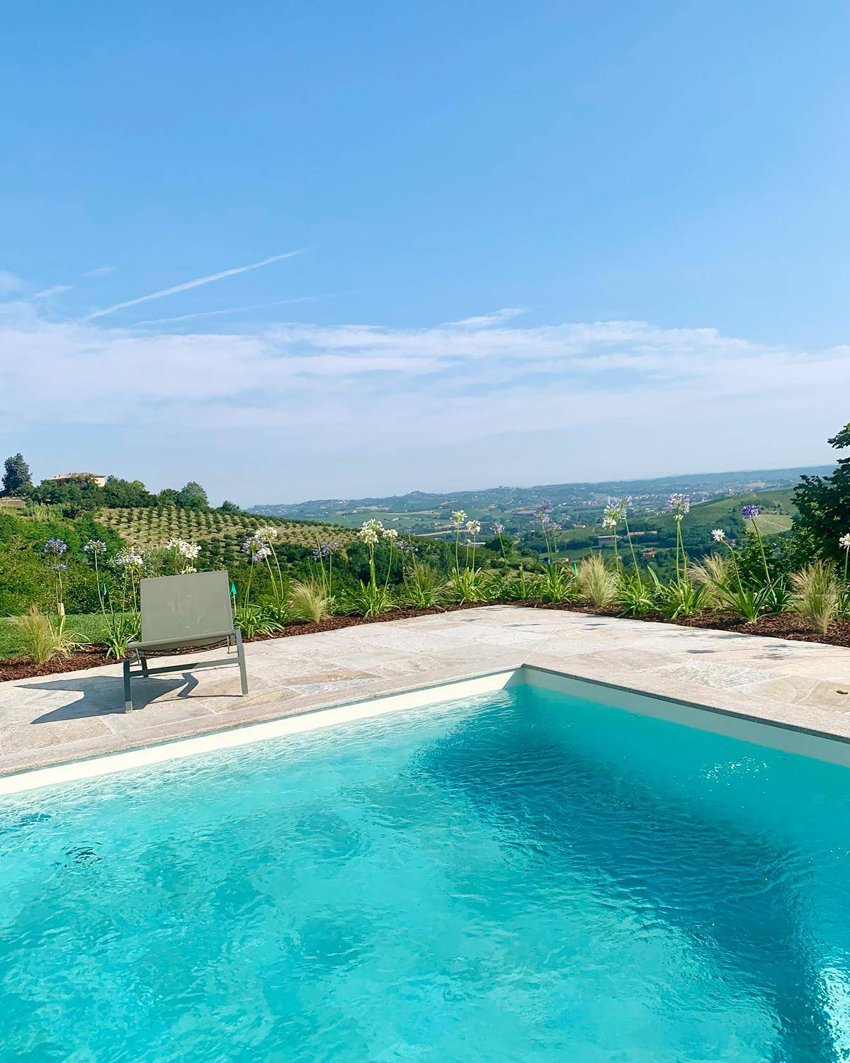 piscine avec plage briques et pierres maison Piémont