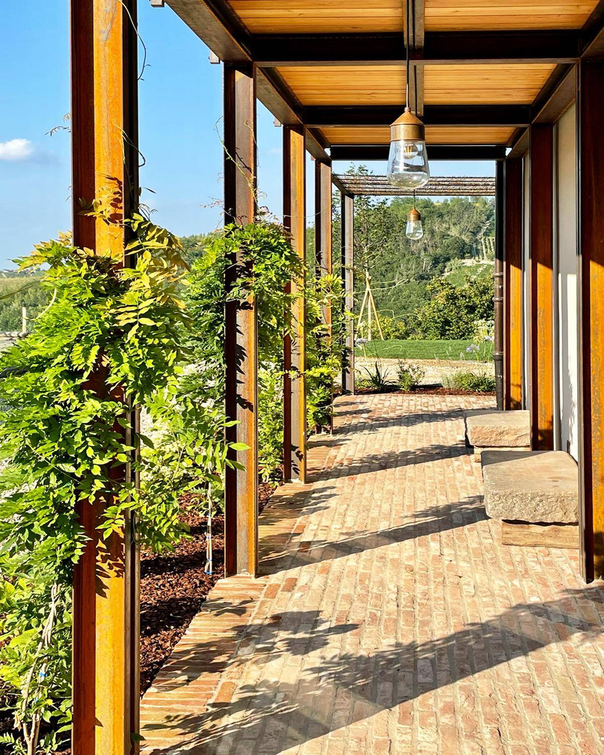 façade et terrasse maison rénovée avec piscine