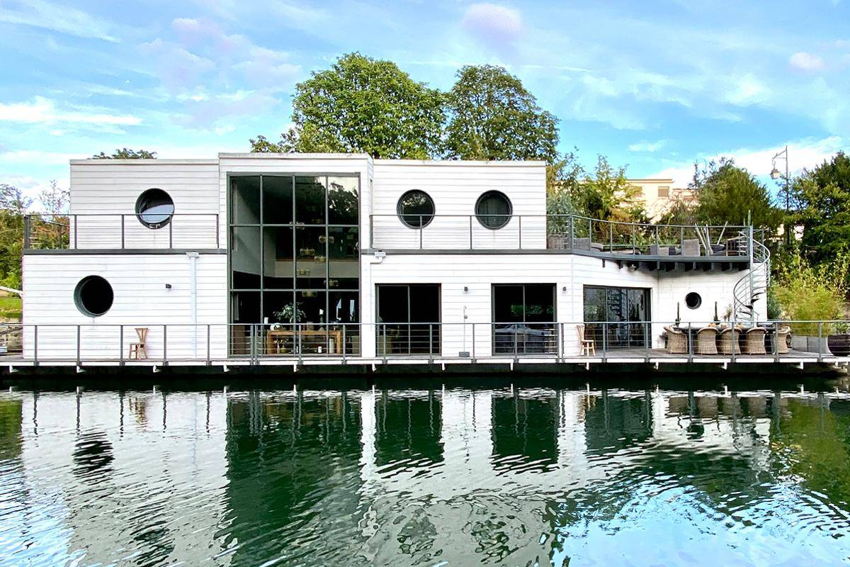 façade houseboat Paris façade houseboat Paris
