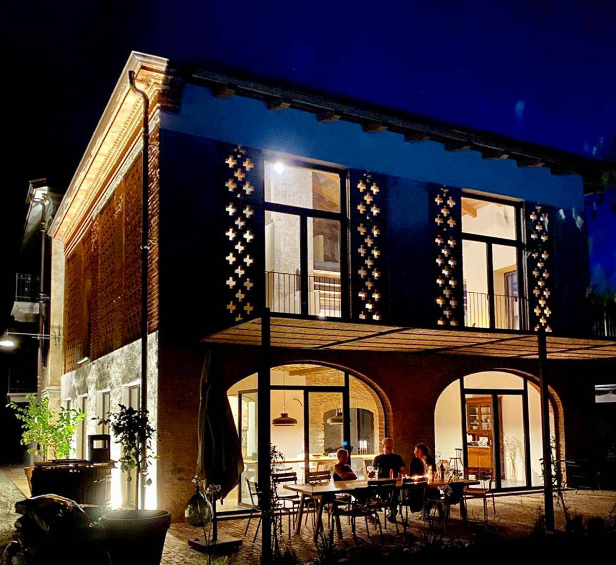 façade maison rénovée Italie vue nuit