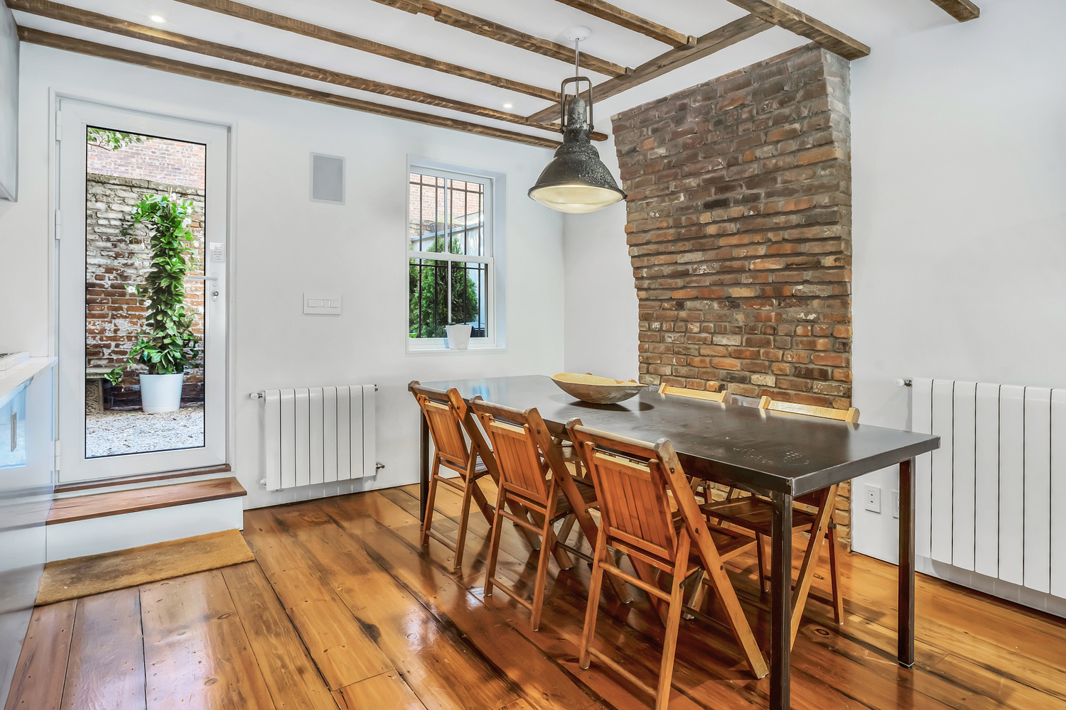 salle à manger avec briques anciennes dans maison rénovée salle à manger avec briques anciennes dans maison rénovée