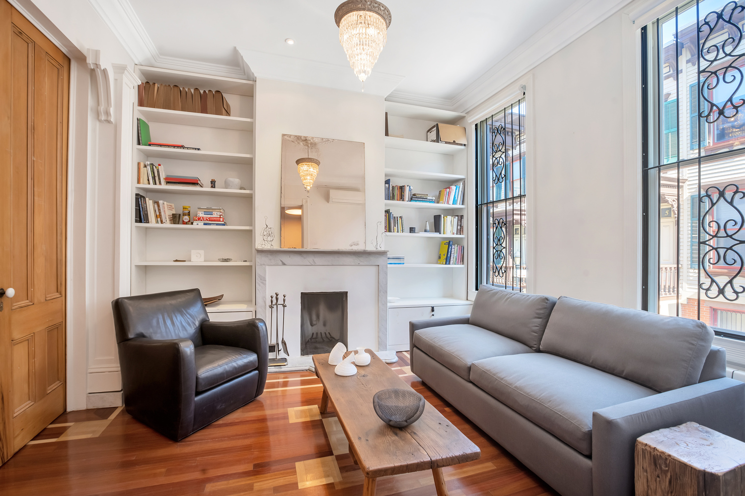 petit salon avec fenêtres anciennes dans maison rénovée petit salon avec fenêtres anciennes dans maison rénovée