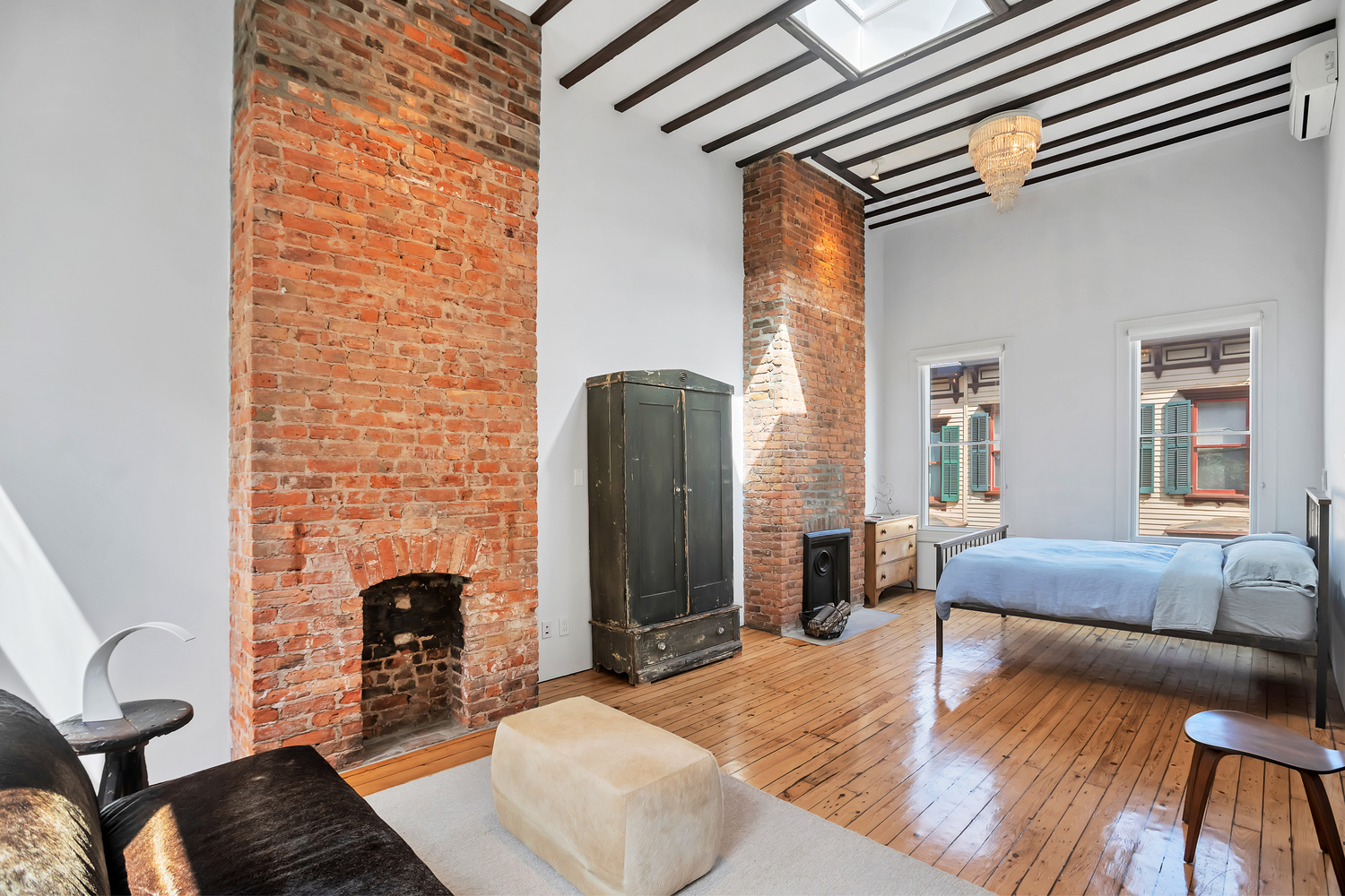 chambre avec mur en briques dans maison rénovée chambre avec mur en briques dans maison rénovée