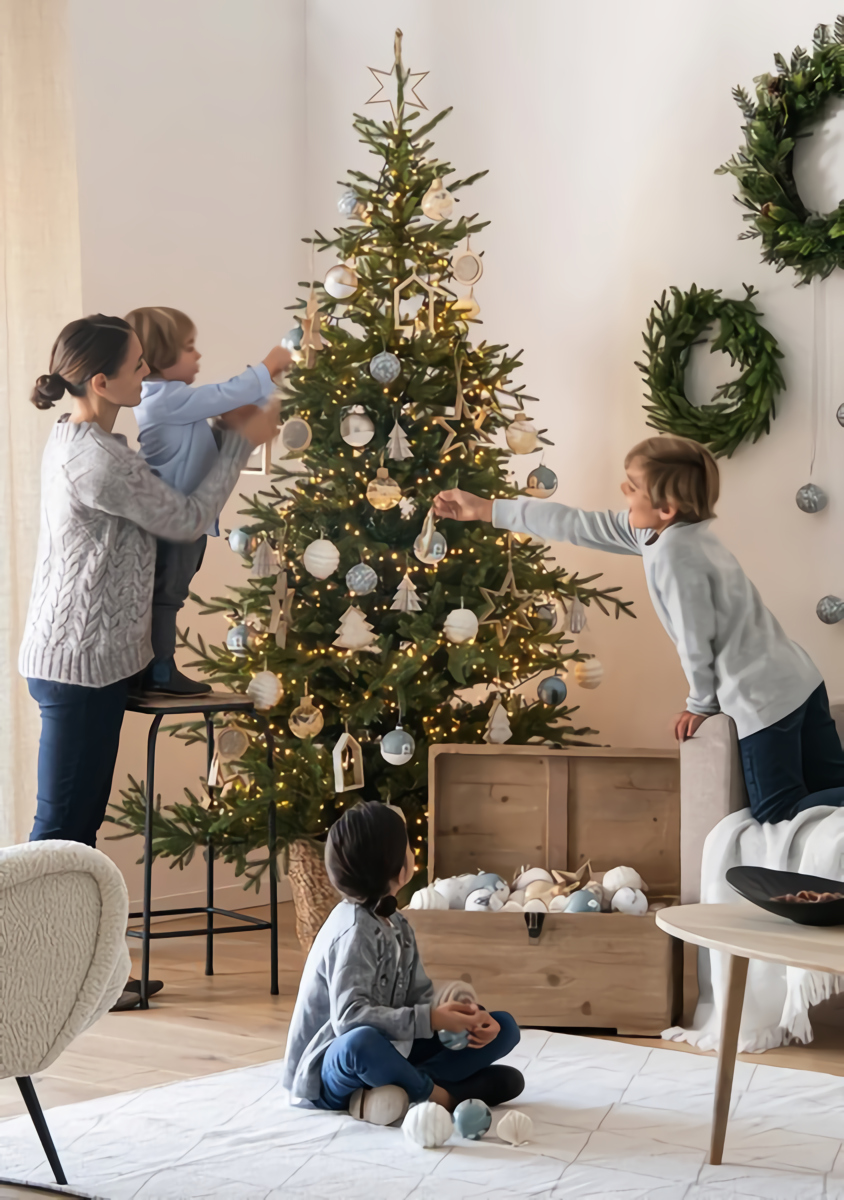 enfants décorant le sapin