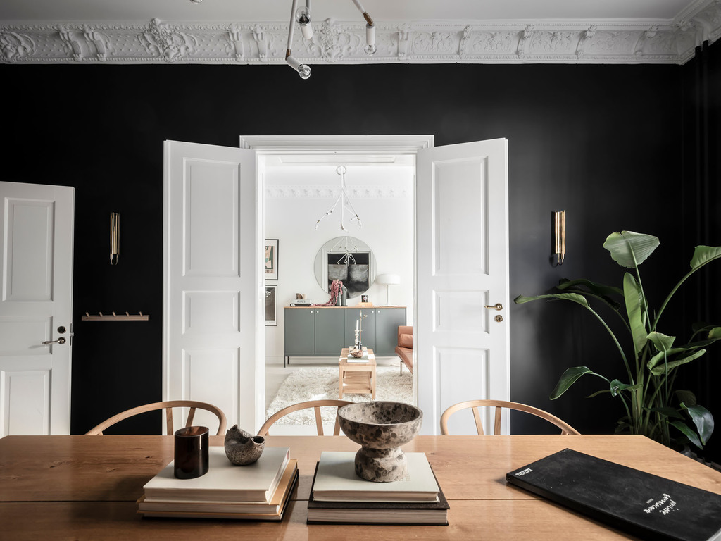 salle à manger avec murs noirs et moulures salle à manger avec murs noirs et moulures